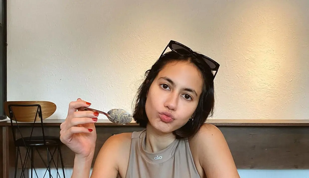 Biasa tampil dengan rambut panjang, kini rambut pemeran Sri Asih itu dipangkas jadi pendek. Tepatnya model potongan rambut bob pendek.