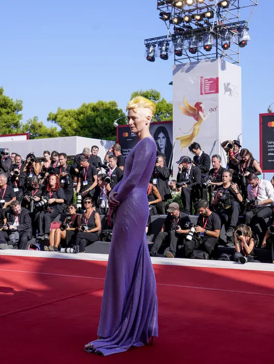 Tilda Swinton berpose untuk fotografer saat tiba untuk pemutaran film "The Eternal Daughter" selama Venice Film Festival 2022 ke-79 di di Lido di Venesia, Italia (6/9/2022). Tilda Swinton mengenakan kuncir berduri dalam gaya rambut yang menentang gravitasi, memperlihatkan akar pirang pemutih khasnya di bawah untaian kuning. (AP Photo/Domenico Stinellis)
