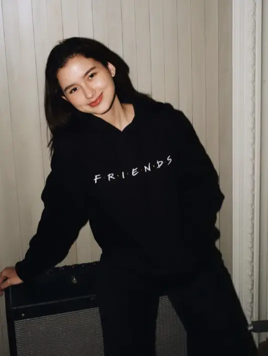 Dengan hoodie dan denim hitam, gaya nyaman ini terlihat begitu memikat.  [Foto: Instagram/ Sarah Menzel]