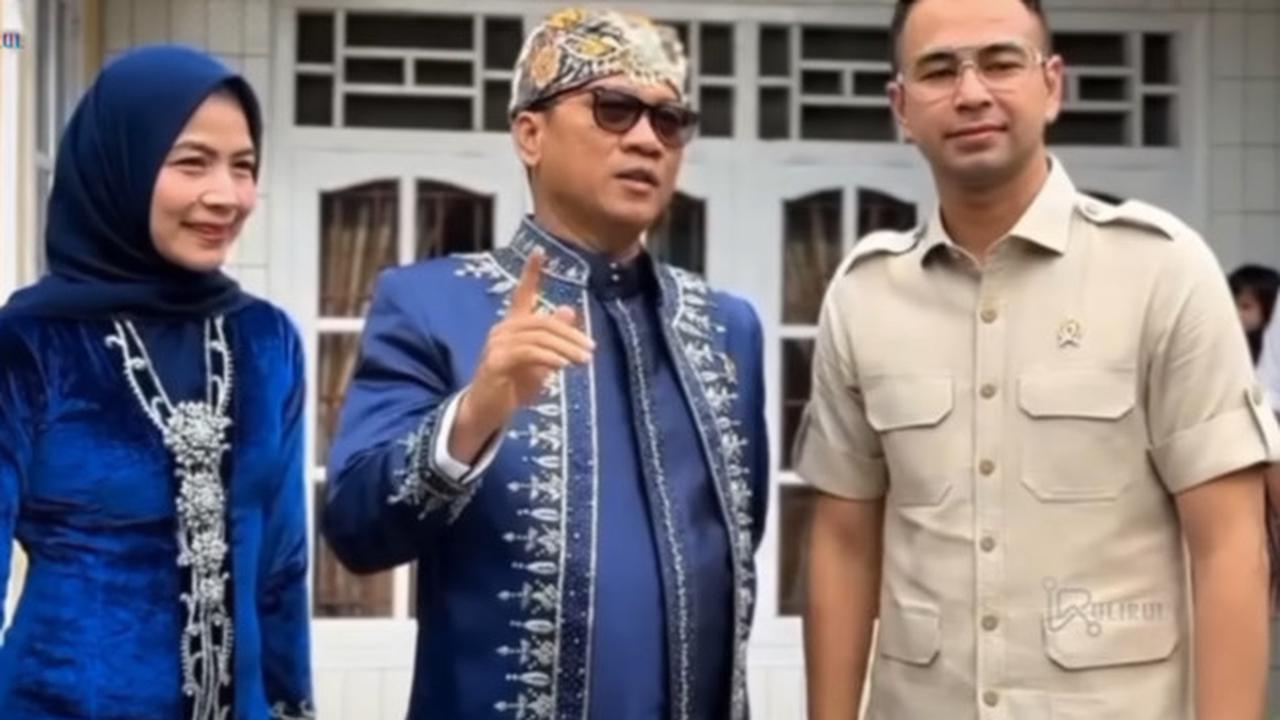 Raffi Ahmad Melongo Lihat Tempat Tidur Menteri Desa saat Sambangi Warga Sukabumi 'Tidurnya Pakai Kipas Angin