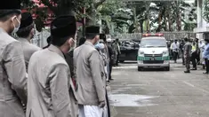 Santri dan kerabat saat menyambut kedatangan ambulans yang membawa jenazah Ustaz Maaher At-Thuwalibi untuk dimakamkan di kompleks Pondok Pesantren Daarul Quran, Cipondoh, Tangerang, Banten, Selasa (9/2/2021). (merdeka.com/Iqbal S. Nugroho)