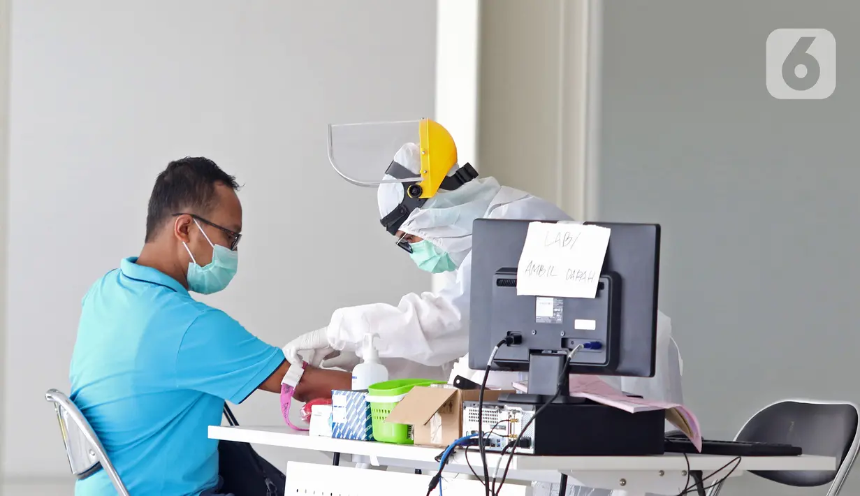Petugas medis melakukan screening terhadap warga yang mengikuti swab test massal di Rumah Sakit Universitas Indonesia (RSUI), Depok, Jawa Barat, Selasa (2/6/2020). Swab test massal untuk mengantisipasi penyebaran COVID-19 ini dapat memeriksa 180 orang per hari. (Liputan6.com/Herman Zakharia)