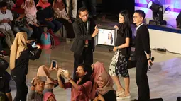 Artis Maudy Ayunda menerima cendramata di EGTC 2017 di Universitas Gadjah Mada, Yogyakarta, Rabu (1/11). EGTC 2017 menghadirkan tokoh-tokoh inspiratif bertujuan agar para mahasiswa memperoleh pengalaman dan wawasan baru. (Liputan6.com/Helmi Afandi)