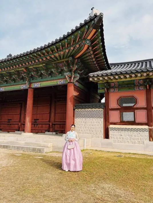 <p>Melalui akun Instagram pribadinya, Raisa mengunggah beberapa foto saat mengenakan hanbok. Tampaknya Raisa sedang mengunjungi Gyeongbokgung Palace. [Foto: instagram.com/raisa6690]</p>