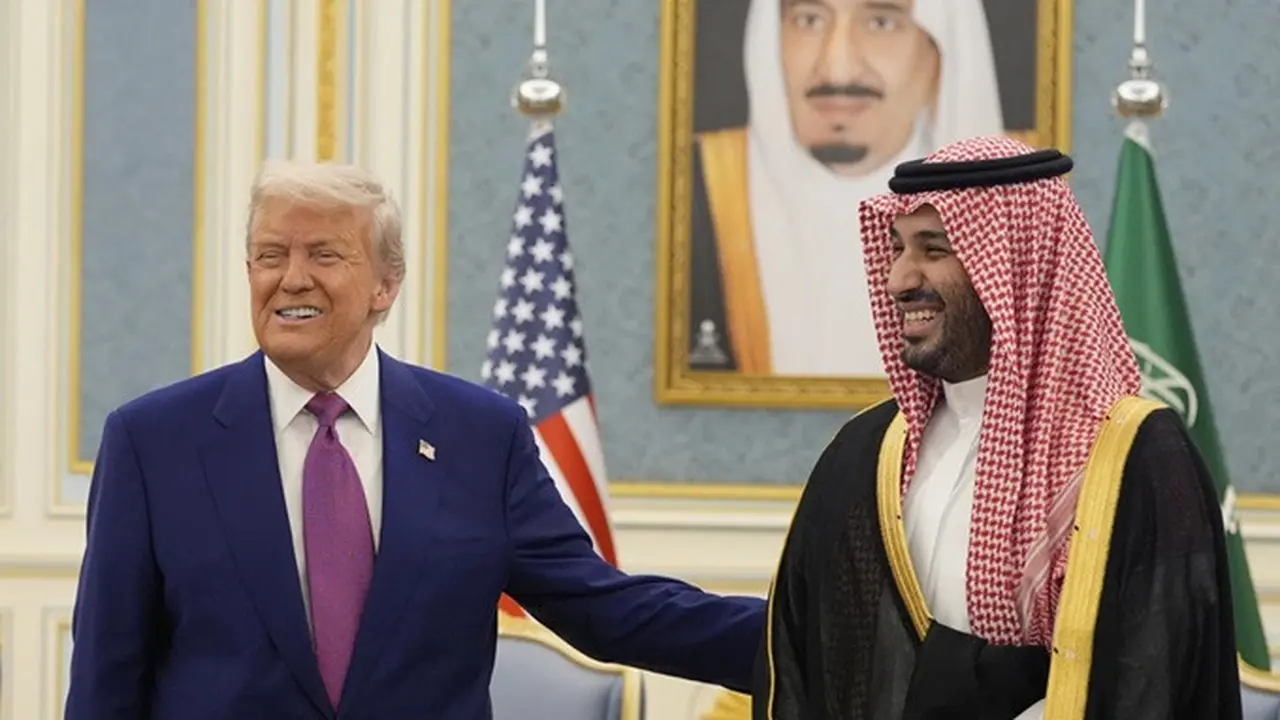 Presiden Amerika Serikat Donald Trump dan Putra Mahkota Arab Saudi Mohammed bin Salman saat bertemu di Istana al-Yamamah di Riyadh, Arab Saudi, Selasa (13/5/2025).