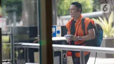 Mantan Anggota DPR dari PDIP, I Nyoman Dhamantra berjalan akan menjalani sidang putusan secara vidcon di Gedung KPK, Jakarta, Rabu (6/5/2020). I Nyoman Dhamantra terkait dugaan menerima suap izin impor impor bawang putih tahun 2019. (merdeka.com/Dwi Narwoko)