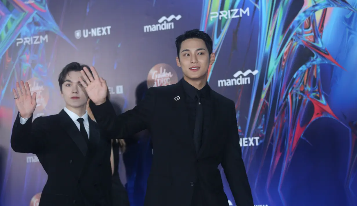 Mingyu tampil penuh pesona dalam balutan setelan jas dan celana panjang hitam. Penampilannya ini disempurnakan dengan kemeja dan dasi hitam. [Foto: Document/Bayu Herdianto/FIMELA]