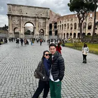 Termasuk dalam hal gaya busana, keduanya gemar bergaya stylish dan serasi dalam berbagai look. [@wikasalim/@maxadamkamil].