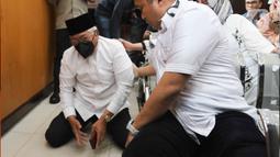 Ayahanda terdakwa AKBP Arif Rahman Arifin, Arifin Rohim sujud syukur usai pembacaan vonis oleh majelis hakim dalam sidang putusan di Pengadilan Negeri Jakarta Selatan, Kamis (23/2/2023).  Arif Rachman Arifin terdakwa perintangan penyidikan atau obstruction of justice kasus pembunuhan berencana Brigadir Yosua, divonis 10 bulan penjara. (Liputan6.com/Herman Zakharia)