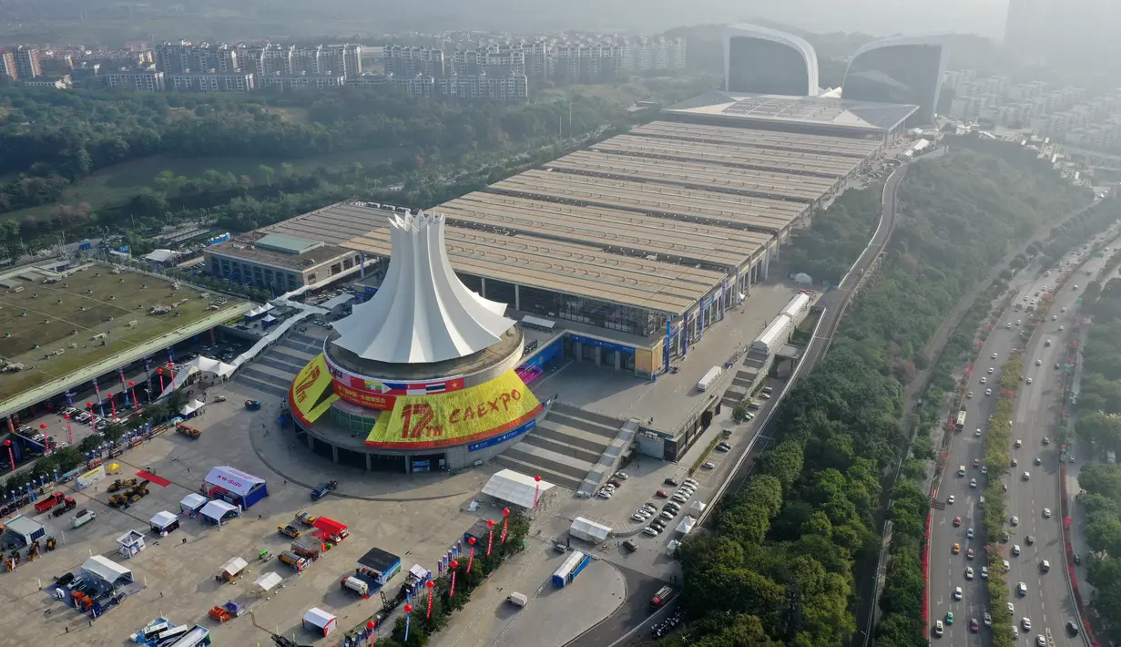 Foto dari udara pemandangan Nanning International Convention and Exhibition Center dan gedung-gedung di sekitarnya di Nanning, Daerah Otonom Etnis Zhuang Guangxi, China selatan pada 26 November 2020. China-ASEAN Expo ke-17 akan diselenggarakan di Nanning pada 27-30 November. (Xinhua/Lu Boan)