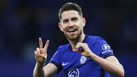Gelandang Chelsea, Jorginho, melakukan selebrasi usai mencetak gol ke gawang Leicester City pada laga Liga Inggris di Stadion Stamford Bridge, Rabu (19/5/2021). Chelsea menang dengan skor 2-1. (Catherine Ivill/Pool via AP)