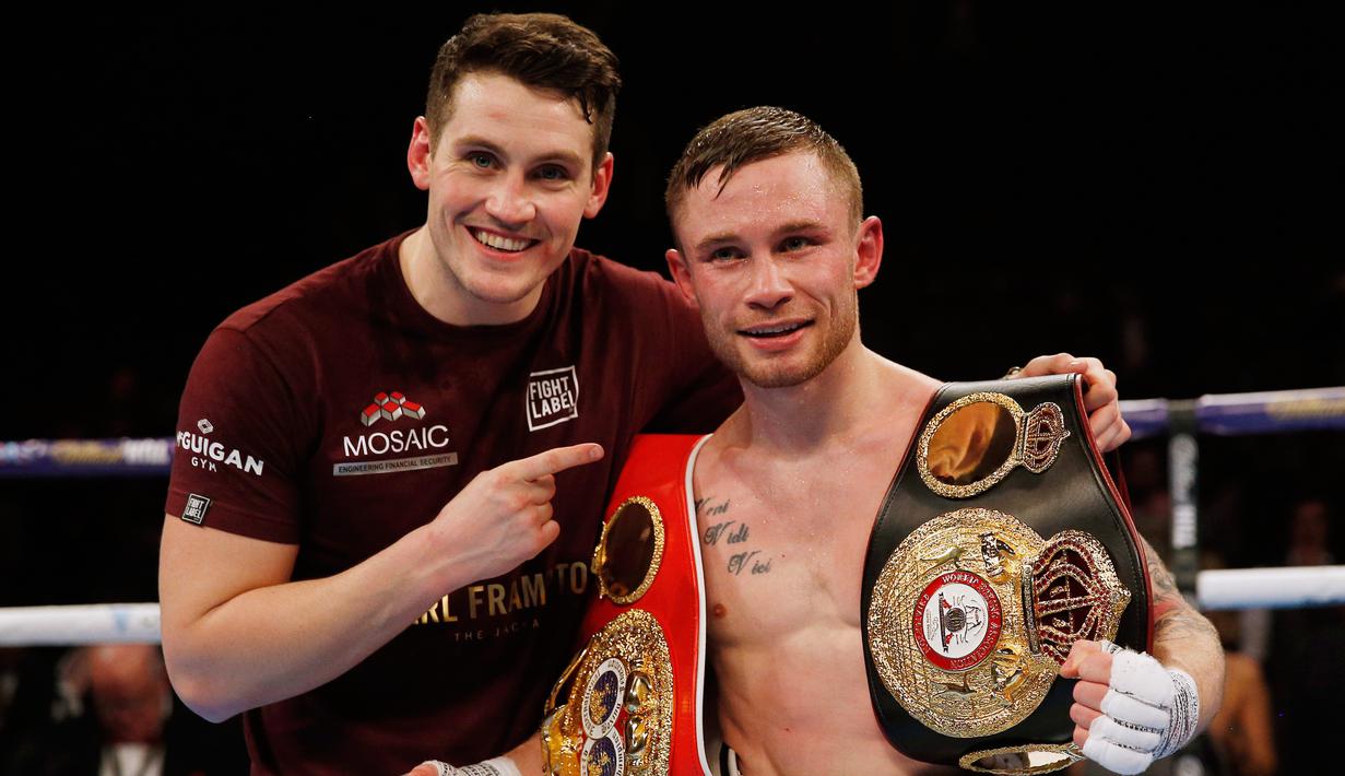 Petinju Carl Frampton bersama pelatihnya usai memenangkan gelar tinju kelas Bantam di Manchester Arena, (27/2). Carl kini memegang sabuk juara IBF dan WBA judul super bantam. (Reuters / Andrew Couldridge)