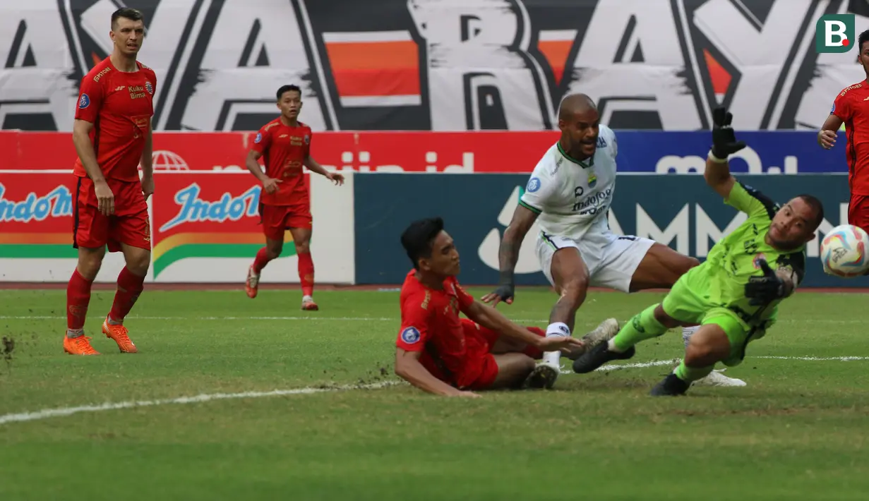 <p>Pemain Persib Bandung, David Da Silva (tengah) mencetak gol penyeimbang 1-1 ke gawang Persija Jakarta pada laga pekan ke-11 BRI Liga 1 2023/2024 di Stadion Patriot Candrabhaga, Bekasi, Sabtu (2/9/2023). (Bola.com/Ikhwan Yanuar)</p>
