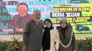 Genggaman Tangan Ayah di Gerbang Dunia Kerja Pertama Sang Putri