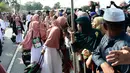 Keluarga mengantar jemaah calon haji menuju Tanah Suci dari bandara provinsi Narathiwat di Thailand, Selasa (24/7).  Haji adalah ziarah tahunan ke Makkah, kota suci umat Islam, yang berhukum wajib bagi umat Islam yang mampu. (Madaree TOHLALA/AFP)