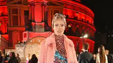 Adwoa Aboah mengenakan outer Burberry di The Fashion Awards 2017, London. (Liputan6.com/Pool/Burberry)