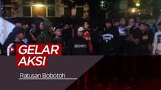 Berita video sekitar 100 bobotoh Persib Bandung melakukan aksi protes di depan Graha Persib, Jalan Sulanjana, Kota Bandung, Jumat (17/5/2019) malam.