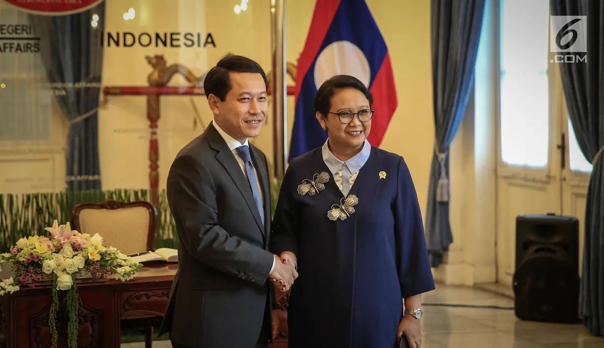 Menteri Luar Negeri Retno Marsudi menyambut kedatangan Menlu Laos, Saleumxay Kommasith di Jakarta, Kamis (27/7). Kedua menlu akan melakukan pertemuan bilateral dalam kerangka JCBC atau komisi bersama untuk kerjasama bilateral. (Liputan6.com/Faizal Fanani)