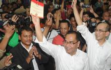 Faisal-Biem bersyukur di atas Alex-Nono