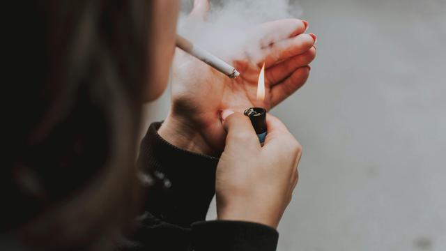 Wanita sedang merokok