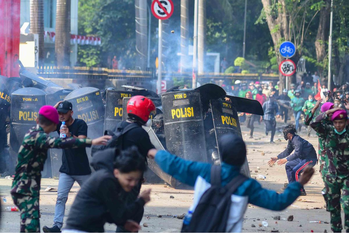 FOTO: Demo Ricuh di Kwitang Usai Kematian Driver Ojol Tertabrak Rantis Brimob