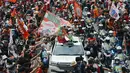 Ketua Umum The Jakmania, Tauhid Indrasjarief alias Bung Ferry membawa Piala Liga 1 saat konvoi kemenangan di Jalan MH Thamrin, Jakarta, Sabtu (15/12). Piala Liga 1 akan diserahkan kepada Gubernur DKI Jakarta Anis Baswedan. (Merdeka.com/Imam Buhori)