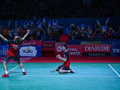 Ganda putra Kevin Sanjaya/Marcus Fernaldi Gideon berselebrasi usai mengalahkan Mohammad Ahsan/Hendra Setiawan pada pertandingan final Indonesia Open 2019 di Istora Senayan, Minggu (21/7/2019). Kevin/Marcus menang 21-19, 21-16. (AFP Photo/Adek Berry)