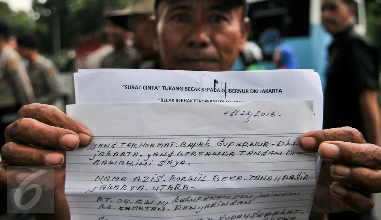 Seorang tukang becak menunjukkan isi surat untuk Gubernur DKI, Basuki Tjahaja Purnama saat melakukan unjuk rasa di Balai Kota Jakarta, Kamis (28/1). Aksi ini bermula sejak 200 becak ditertibkan Satpol PP pada awal Januari 2016. (Liputan6.com/Yoppy Renato)