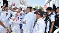 Setibanya di Arafah, Menteri Agama Lukman Hakim Saifuddin menyempatkan diri menyapa jemaah calon haji. (www.kemenag.go.id)