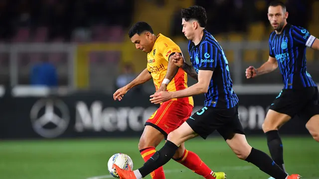 Walid Cheddira (kiri) dipepet Alessandro Bastoni di laga Lecce vs Inter Milan di pekan ke-26 Liga Italia 2025/2026 di Stadio Via del Mare, Minggu (22/02/2026) dini hari WIB.