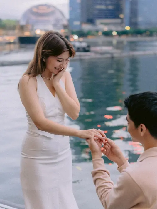 Cassandra Lee tampil super manis mengenakan sebuah dress putih tanpa lengan yang membalut tubuhnya dengan amat apik. [Foto: Instagram/cassandraslee]