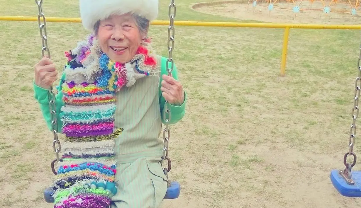 Emiko (93) nenek asal Jepang menjadi model untuk pakaian yang dibuat oleh cucunya. Sang cucu, Chinami Mori seringkali membuat pakaian warna cerah dan pelangi yang ia buat dengan teknik tenun khusus yang disebut Saori. (mymodernmet.com)