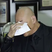 Deddy Corbuzier meneteskan air mata saat menceritakan Kiswinar. (Galih W. Satria/Bintang.com)