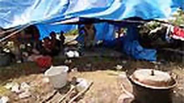 Pemerintah daerah dan warga mendirikan tenda dan posko pengungsian untuk menampung korban gempa di Mamuju Utara, Sulbar. 