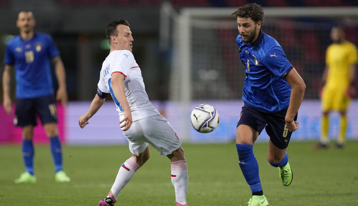 Pemain Italia, Manuel Locatelli, berusaha melewati pemain Republik Ceko, Vladimir Darida, pada laga uji coba di Stadion di Reanto Dall'Ara, Sabtu (5/6/2021). Italia menang dengan skor 4-0. (AP/Antonio Calanni)