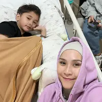 Zaskia Adya Mecca temani sang putra, Kaba jalani perawatan di rumah sakit. [Foto: Instagram/zaskiadyamecca]