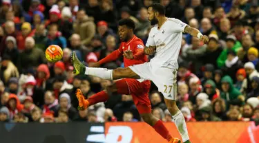 Penyerang Liverpool, Daniel Sturridge (kiri) berebut bola dengan bek Swansea, Kyle Bartley pada lanjutan liga inggris di Stadion Anfield, Inggris (29/11). Liverpool menang atas Swansea dengan skor 1-0. (Reuters/Phil Noble)