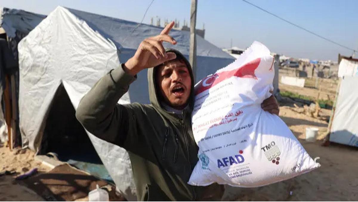 Berdesakan, Pengungsi Palestina di Gaza Antre Demi Sekantong Tepung