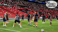 Mesut Ozil berlatih bersama skuat Arsenal pada ICC 2018 di Stadion Nasional, Singapura, Jumat (27/7/2018). (Bola.com/Wiwig Prayugi)