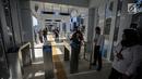 Penumpang melakukan tapping e-ticketing di gate in Halte Bus Transjakarta Bundaran Hotel Indonesia (HI), Jakarta, Senin (25/3). Halte Bundaran HI menjadi halte Transjakarta pertama yang terintegrasi fisik secara langsung dengan stasiun Moda Raya Terpadu (MRT). (Liputan6.com/Faizal Fanani)