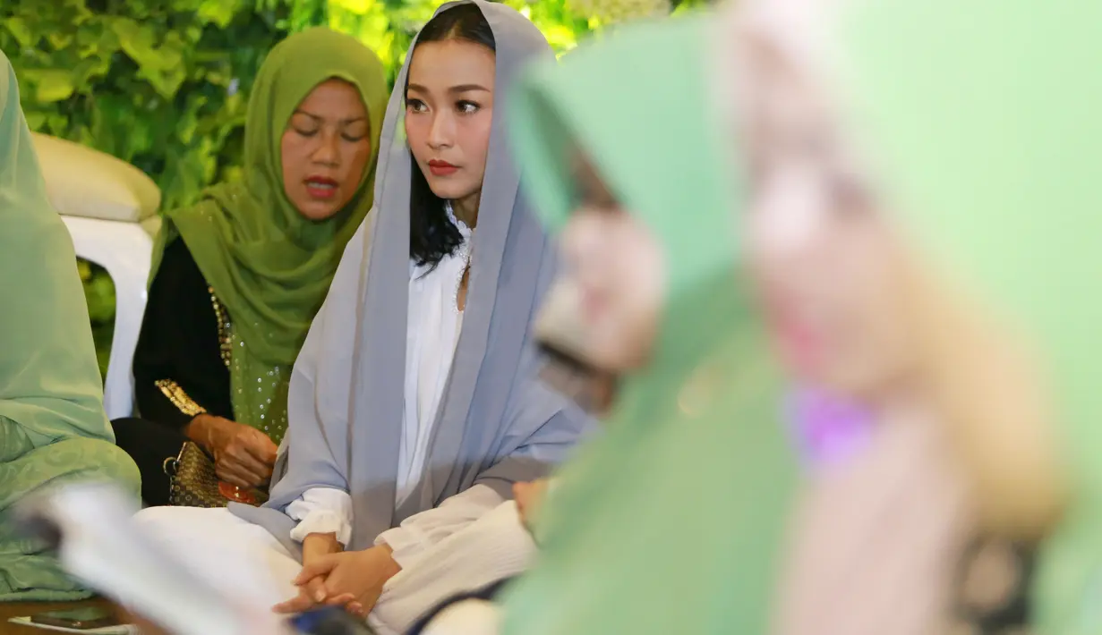 Pada acara itu, penyanyi jebolan ajang pencarian bakat itu sekaligus meminta restu menikah pada ibunda. Sekitar pukul 10.00 WIB terlihat beberapa ibu-ibu datang ke kediaman Rinni. (Adrian Putra/Bintang.com)