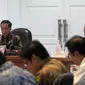 Suasana saat Presiden Joko Widodo memimpin Rapat Terbatas Evaluasi Proyek Strategis Nasional di Kantor Presiden, Jakarta, Senin (16/4). Jokowi juga meminta proyek strategis yang dimulai pada 2017 untuk segera diselesaikan. (Liputan6.com/Angga Yuniar)