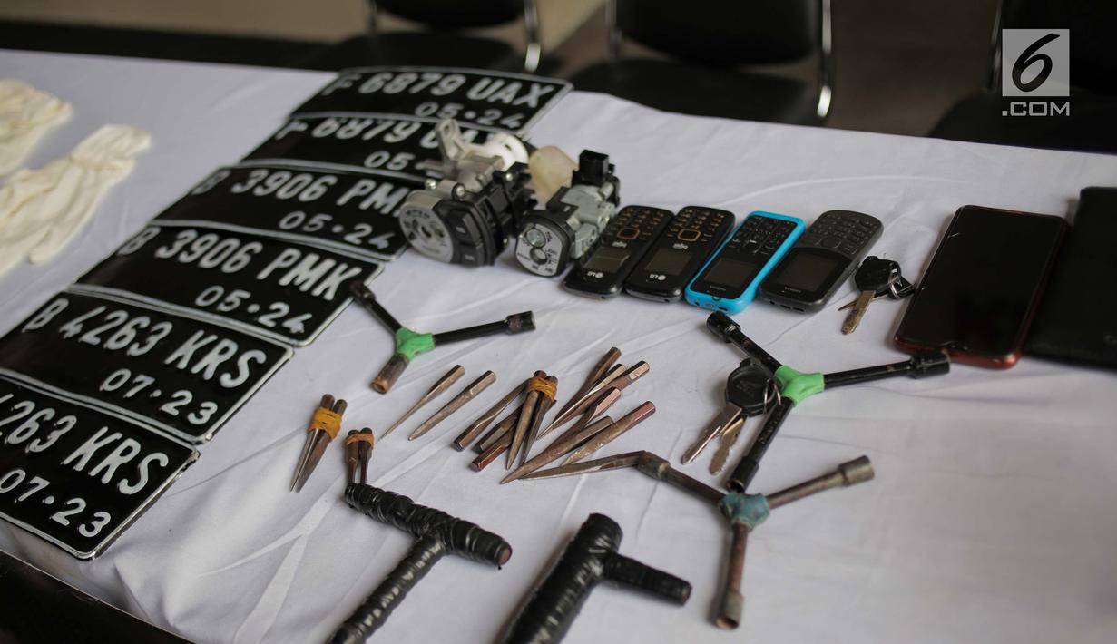 Sejumlah tersangka dihadirkan saat rilis pengungkapan beberapa kasus di Subdit Resmob Polda Metro Jaya, Jakarta, Jumat (19/7/2019). Sebanyak 9 kasus dirilis oleh Subdit Resmob Polda Metro Jaya yang diantaranya curas, jambret, pengganjalan ATM, dan penipuan lewat telepon. (Liputan6.com/Faizal Fanani)