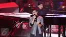 Penampilan Arsy Widianto berkolaborasi dengan musisi Yovie Widianto saat konser “Beranda Cinta Yovie & His Friends”, di Studio 6 Emtek City, Jakarta, Rabu (3/5). (Liputan6.com/Herman Zakharia)