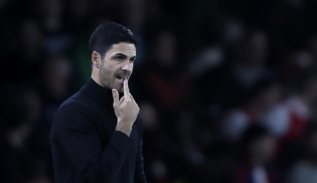 Pelatih Arsenal, Mikel Arteta menyaksikan pemainnya bertanding melawan PSV Eindhoven selama pertandingan lanjutan Liga Europa di stadion Emirates di London, Kamis, 20 Oktober 2022. Arsenal menang tipis atas PSV 1-0. (AP Photo/Ian Walton)