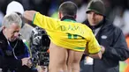Bek Brasil, Daniel Alves merayakan golnya ke gawang Afrika Selatan di babak semifinal Piala Konfederasi yang berlangsung di Ellis Park, Johannesburg, 25 Juni 2009. Brasil unggul 1-0. AFP PHOTO / ANTONIO SCORZA 
