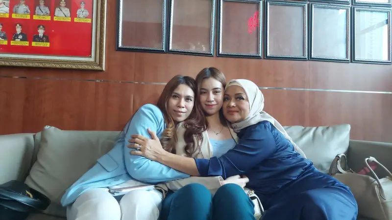 Betharia Sonata Bersama Rinoa Aurora dan Ibunya