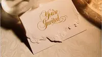 Menerima undangan pernikahan dari mantan kekasih, apa yang harus dilakukan? Datang atau tidak? Simak di sini.