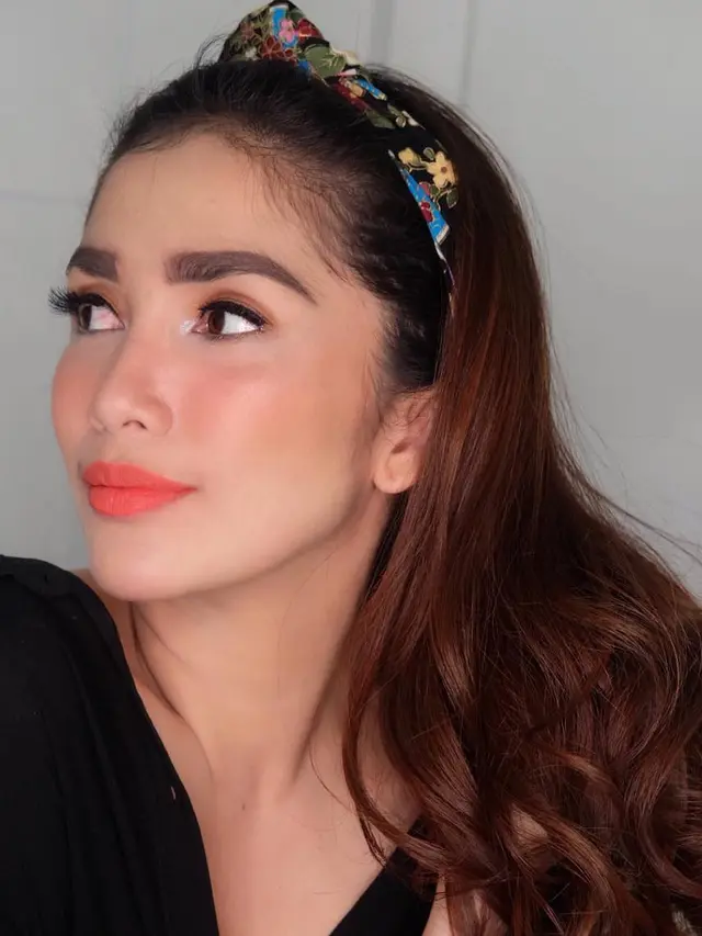 [Bintang] Dari Makeup Simpel Sampai Glamor, Dandanan Ussy Sulistiawaty Ini Bikin Andhika Pratama Jatuh Hati