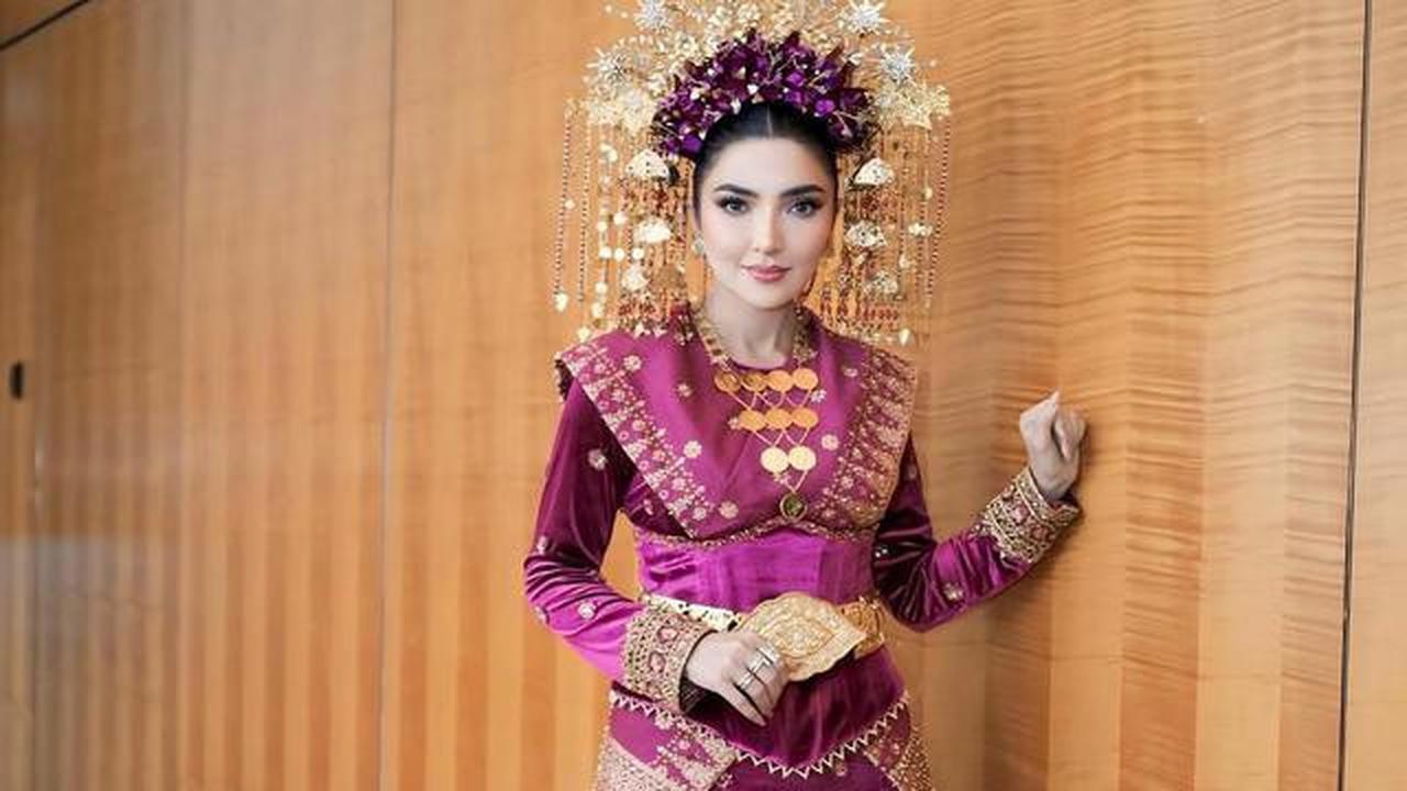 9 Potret Ashanty Pakai Baju Adat Palembang dengan Detail Mewah, Auranya Elegan